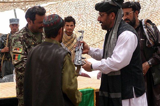 Povstalci Talibanu sloili zbran
