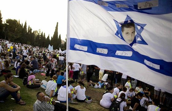 Demonstrace za proputní Gilada alita.