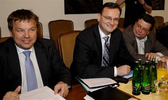 Zástupci ODS pi jednání o koaliní smlouv s TOP 09 a Vcmi veejnými - éf poslanc Petr Tlucho a premiér Petr Neas (7. 7. 2010)