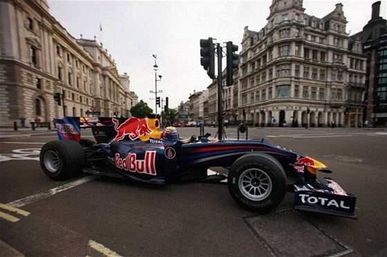 Monopost F1 Red Bull Marka Webbera v ulicích Londýna.