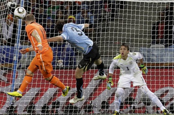 Záložník Robben (vlevo) neomylně hlavičkuje do uruguayské branky,  Nizozemsko vede 3:1