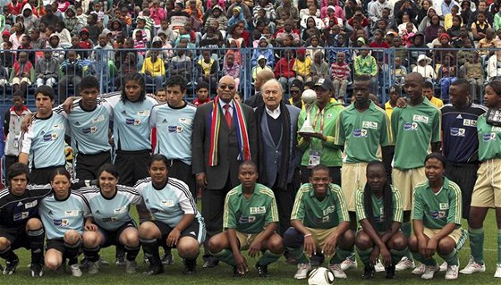 Jihoafrický prezident Jacob Zuma a Sepp Blatter, éf FIFA, s malými fotbalisty a fotbalistkami pi akci Fotbal pro nadji.