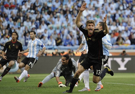 MLADÝ KANONÝR. Thomas Müller se na ampionátu hodn blýskl a jist zaujal pozornost evropských velkoklub. Pijdou za nj Bayernu u v lét lukrativní nabídky?