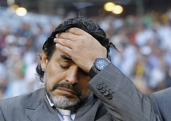 JE KONEC, DIEGO. Argentinský kou Diego Maradona se louí se svtovým