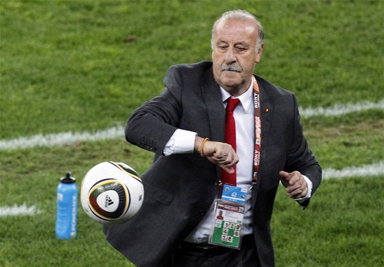 A MI NEPOMAKÁ OBLEK. Jako by se panlský trenér Vicente Del Bosque strachoval, aby mu mí neponiil oblek.