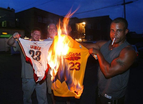 Fandové Clevelandu Cavaliers pálí dresy s íslem 23 a jménem LeBrona Jamese. Jejich miláek zklamal, odeel do Miami Heat.