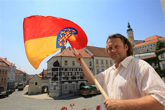 Starosta Mikulova Rostislav Koštial vyvěsí moravskou vlajku k svátku sv. Cyrila