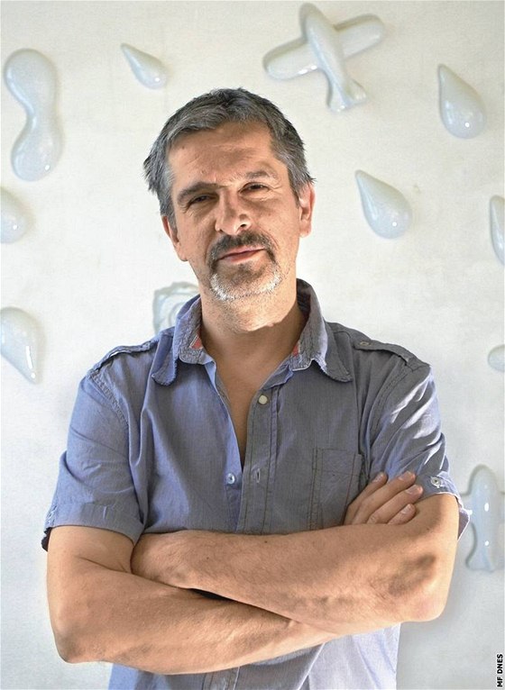 Výtvarník a designér Daniel Pir ped svými trojrozmrnými tapetami