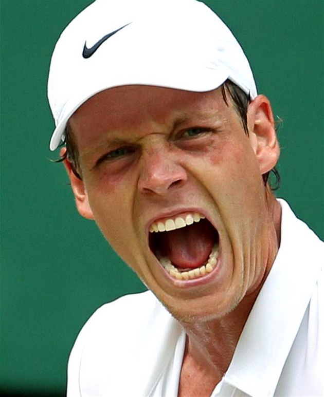 Radost Tomá�e Berdycha po zisku druhého setu semifinále Wimbledonu