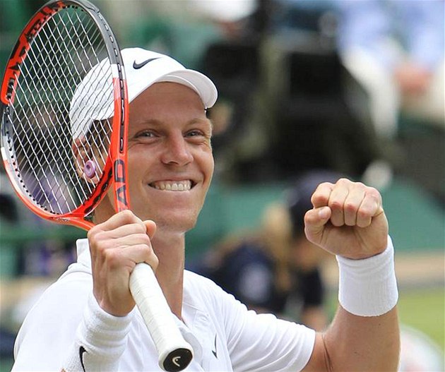 Tomá� Berdych slaví postup do finále tenisového Wimbledonu