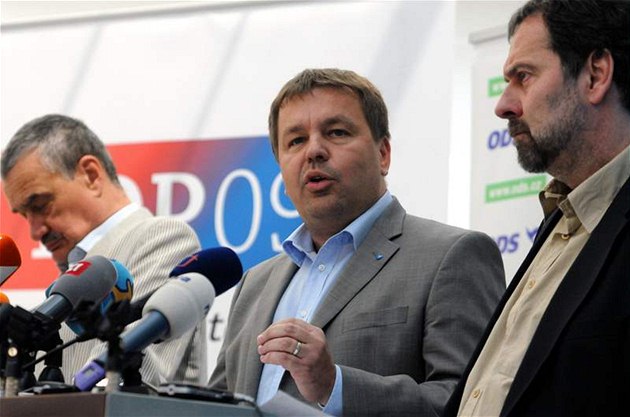 Nová koalice si za�ala rozd�lovat k�esla ve Sn�movn�. Podle Petra Tlucho�e z ODS jeho strana povede rozpo�tový výbor, Ji�ího Paroubka do �ela výboru vznikající vláda nepustí.