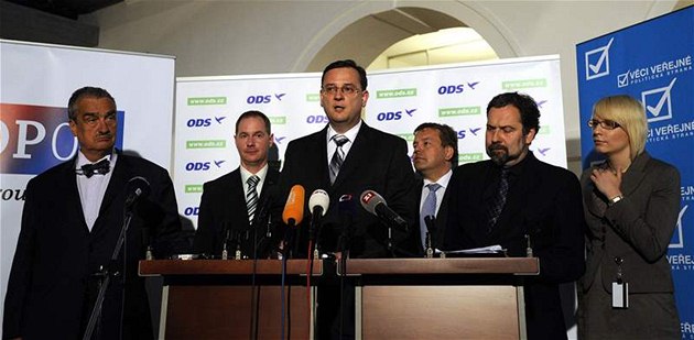 Do svých plán� vznikající koalice napsala i zavedení klouzavého mandátu, aby minist�i do�asn� p�epustili místa ve Sn�movn� náhradník�m. U� te� je ale z�ejmé, �e práv� na tuto zm�nu strany p�íli� tla�it nebudou.