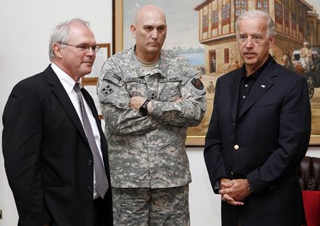Joe Biden s generlem Ray Odirnem (uprosted) a americkm velvyslancem Christopherem Hillem. (4. ervence 2010)