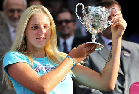 Kristna Plkov s trofej pro vtzku dvouhry juniorek ve Wimbledonu