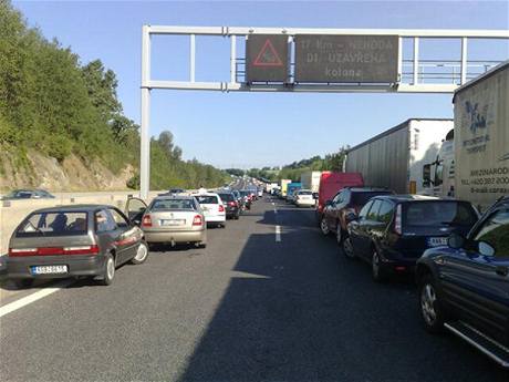 Nehoda pti aut na 17. kilometru dlnice D1 ve smru na Prahu