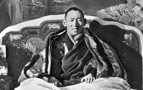 14. tibetsk dalajlma Tndzin Gjamccho na fotografii ze 40. let minulho stolet.