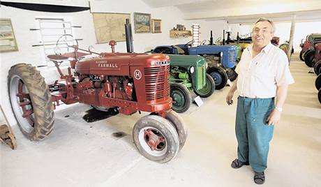 Pavel Va s americkm traktorem Farmall H25k (1938), kter startuje na benzin, pak se pepne a jezd na petrolej