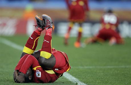 GHANSKÝ SMUTEK. Hráči Ghany padaj na trávník poté, co vypadli z mistrovství světa.