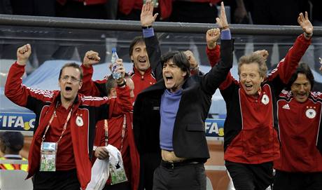 RADOST NA LAVIČCE. Německý trenér Löw a další členové reprezentace se radují z gólu.
