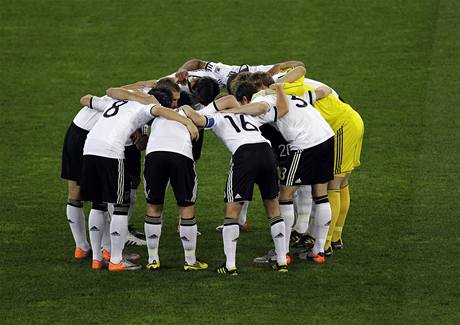 TÝMOVÁ SOUDRŽNOST. Němečtí fotbalisté se hecují přes semifinále mistrovství světa.