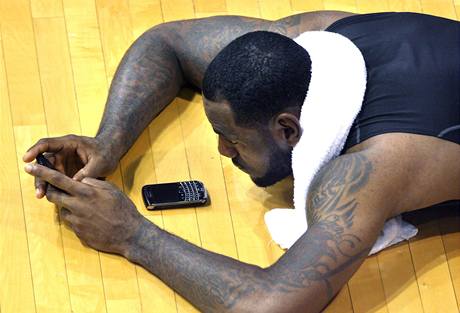 LeBron James si hraje s mobilem bhem trninku