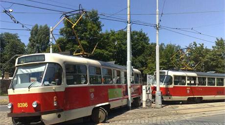 Tramvaj, kter vykolejila v Podol a zablokovala oba smry (9. 7. 2010)