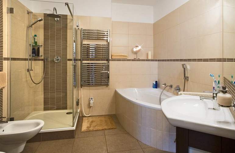 V byt je pouze jedna koupelna, nechybí v ní vak vana ani sprchový kout