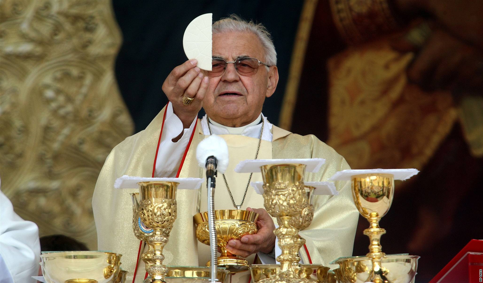 Bývalý arcibiskup Miloslav Vlk soudí, �e v du�i Petra Hájka sídlí zlo.