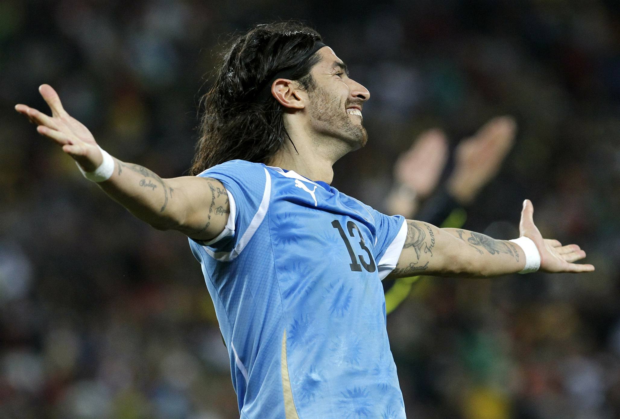 ROZHODUJÍCÍ PENALTA. Uruguayec Abreu oslavuje sv�j gól, který poslal Uruguay do semifinále mistrovství sv�ta. Penaltu prom�nil suverénním "panenkovským dloubákem".