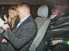 Paris Hilton (vpravo schovaná pod bundou) pi odjezdu od jihoafrického soudu. (2. ervence 2010)