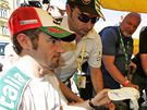 Max Biaggi na brnnském námstí Svobody rozdával autogramy (8. ervence 2010)