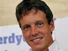 Tom� Berdych p�zuje po n�vratu do Prahy s tal��em pro pora�en�ho finalistu wimbledonsk� dvouhry