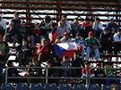 Diváci s eskými vlajkami sledují Davis Cup v Chile