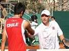 Paul Capdeville gratuluje Janu Hájkovi ke druhému bodu eského týmu ve tvrtfinále Davis Cupu Chile - esko