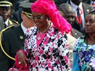 Kongo - 50. výroí nezávislosti. První dáma Konské demokratické republiky Olive Lembe Kabila (v rovém) pichází na vojenskou pehlídku. Kinshasa, 30. ervna 2010