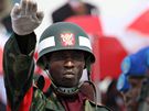 Kongo - 50. výroí nezávislosti. Vojenská policie pi pehlídce