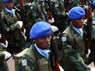 Kongo - 50. výroí nezávislosti. Pochodující vojáci pi pehlídce