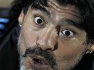 JSI NERFZN, SCHWEINSTEIGERE? Diego Maradona, kou Argentiny, vrac nmeckmu hri der.