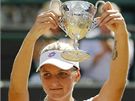 Kristýna Plíková s trofejí pro vítzku Wimbledonu