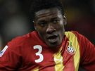 JÁ NIC. Ghanský útoník Asamoah Gyan rozhazuje rukama po faulu, který mu rozhodí odpískal.