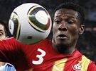 JÁ SI TEN MÍ POHLÍDÁM. Ghanský útoník Asamoah Gyan si kryje mí.