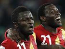 GÓL. Stelec gólu Muntari (vlevo) a Kwadwo Asamoah se radují z ghanské branky.