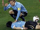 NEHÝBAL SE. Uruguayský obránce Fucile po souboji spadl z výky na hlavy a chvíli se nehýbal. Podle zábr kamer mohl být dokonce chvíli v bezvdomí. Nakonec ale naskoil zpátky do zápasu.