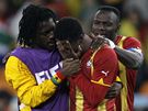 JÁ ZA TO MَU. Ghanský útoník Gyan (uprosted) pláe v rozhodující moment nedal penaltu.