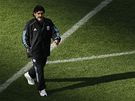 TRENÉR. Argentinský kou Diego Maradona pozoruje hráe pi rozcviování.