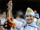 ARGENTINA. Fanouek fandí argentinským fotbalistm ve tvrtfinále mistrovství svta.