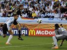 GÓL. Nmecký záloník Thomas Müller (v erném) dává gól v zápase proti Argentin.
