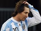 TO SNAD NE. Argentinský fotbalista Lionel Messi je natvaný, e jeho tým dostal tak brzy gól.