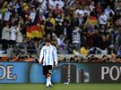 HVZDA KONÍ. Lionel Messi opoutí po poráce trávník.