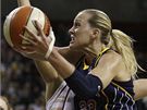 Katie Douglasová z Indiany Fever najídí v duelu WNBA na ko Seattlu Storm